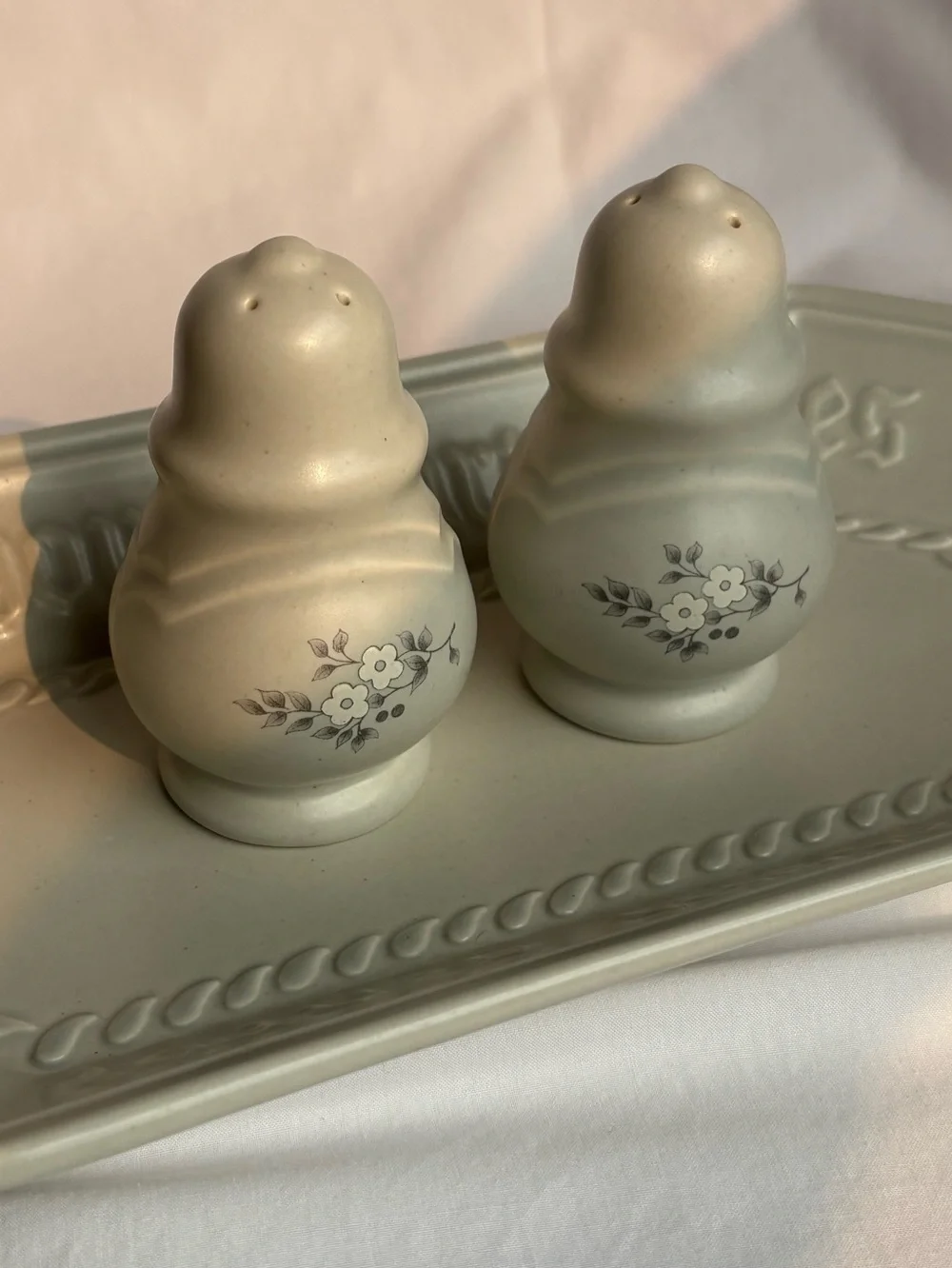 Vintage Pfaltzgraff Heirloom Bread Tray w/ Matching Salt & Pepper Shakers